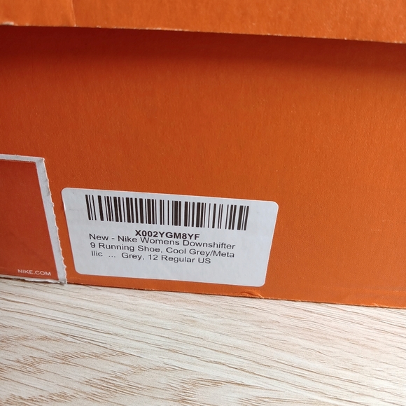 NWT Nike Women's size 12 Running Shoes in Sparkling Silver! - Picture 15 of 15